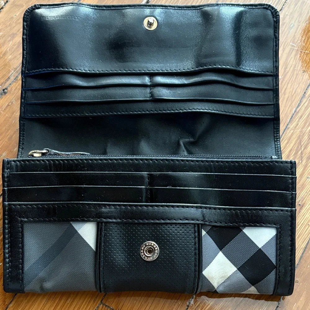Authentic Burberry Women’s Wallet - Picture 3 of 7